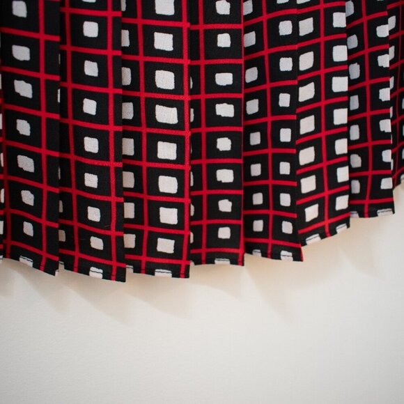 Loft Women's Size Medium Boat Neck Back Printed Geo Pleated Sweatshirt Black Red - Picture 7 of 8